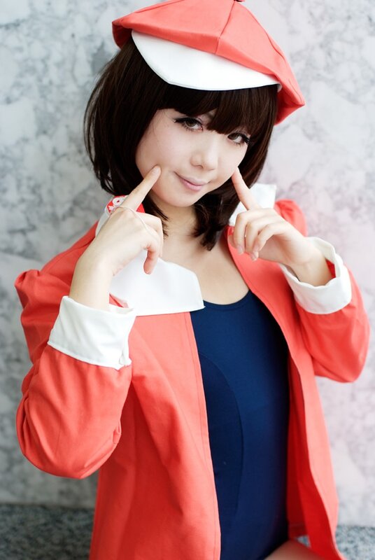 cosplayer in red and white outfit