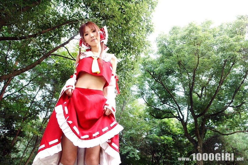 cosplayer in red and white outfit