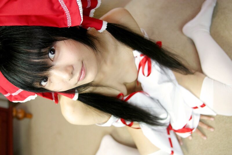 cosplayer in red and white outfit