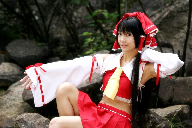 cosplayer in red and white outfit