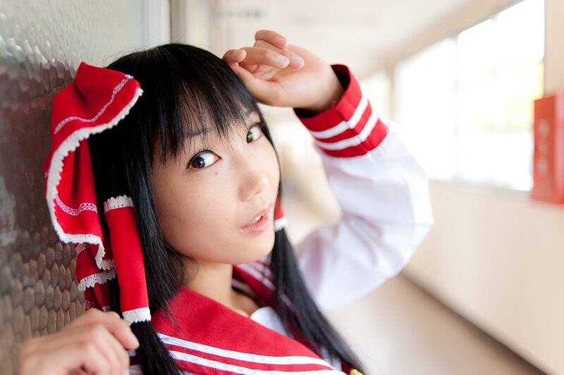 cosplayer in red and white outfit