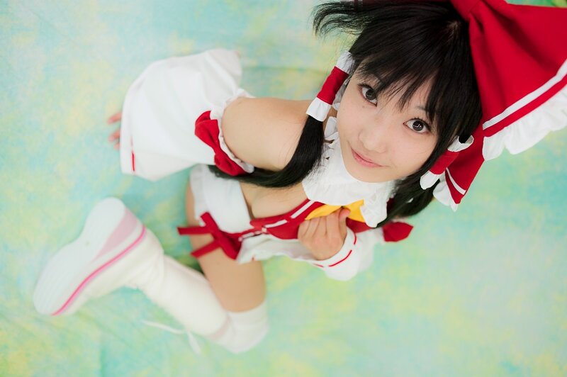 cosplayer in red and white outfit