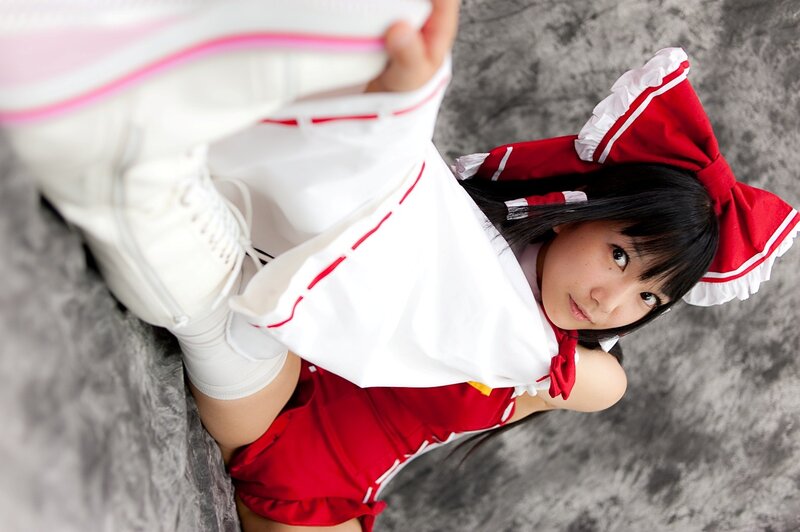 cosplayer in red and white outfit