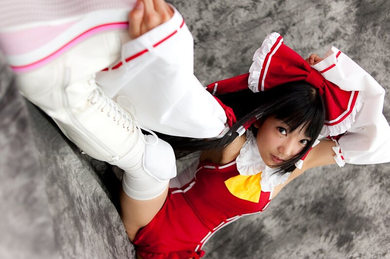 cosplayer in red and white outfit