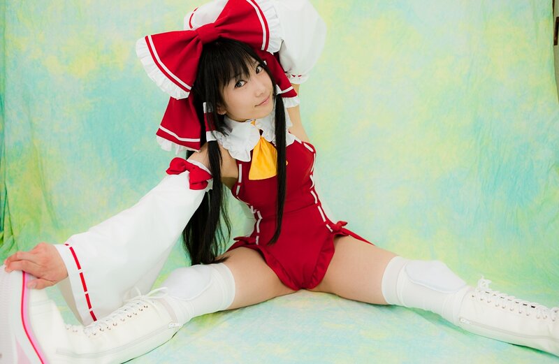 cosplayer in red and white outfit