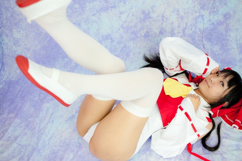 cosplayer in red and white outfit