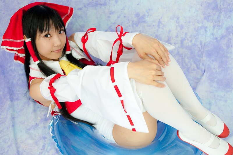 cosplayer in red and white outfit