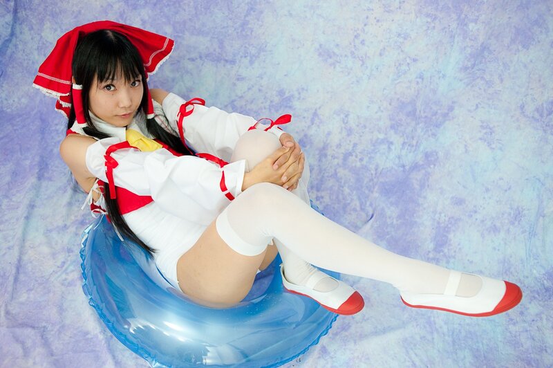 cosplayer in red and white outfit