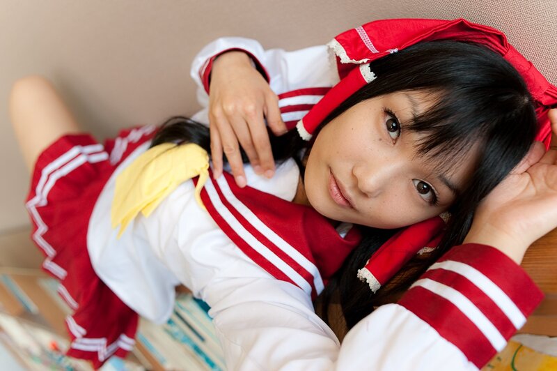 cosplayer in red and white outfit