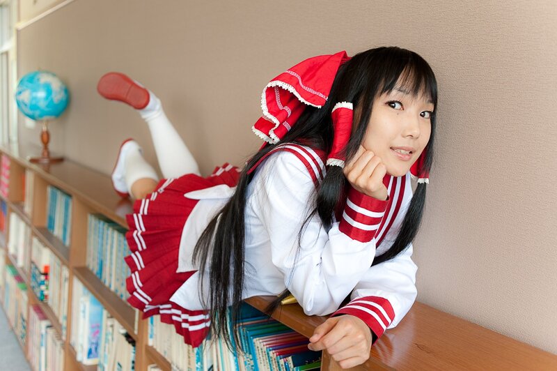 cosplayer in red and white outfit