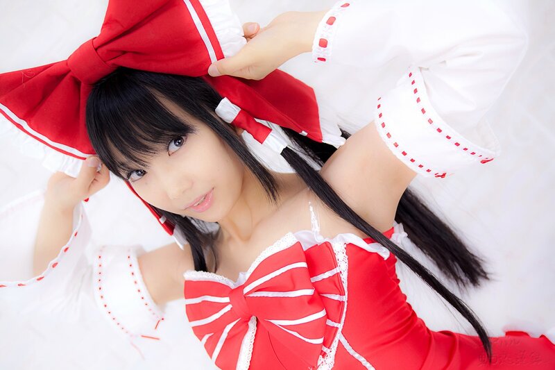 cosplayer in red and white outfit