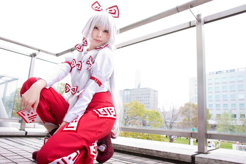 cosplayer in red and white outfit