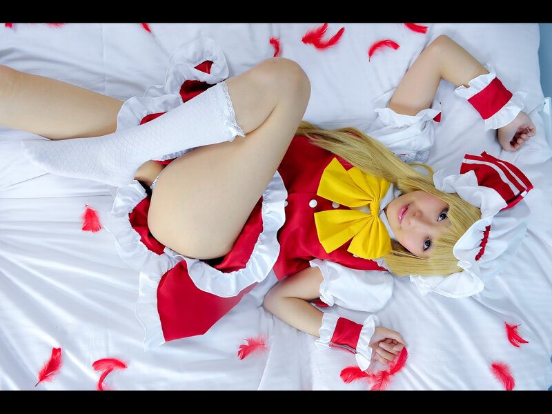 cosplayer in red and white outfit