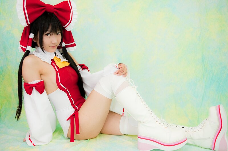 cosplayer in red and white outfit