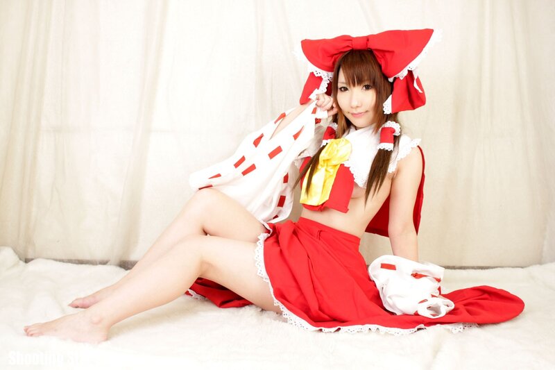 cosplayer in red and white outfit