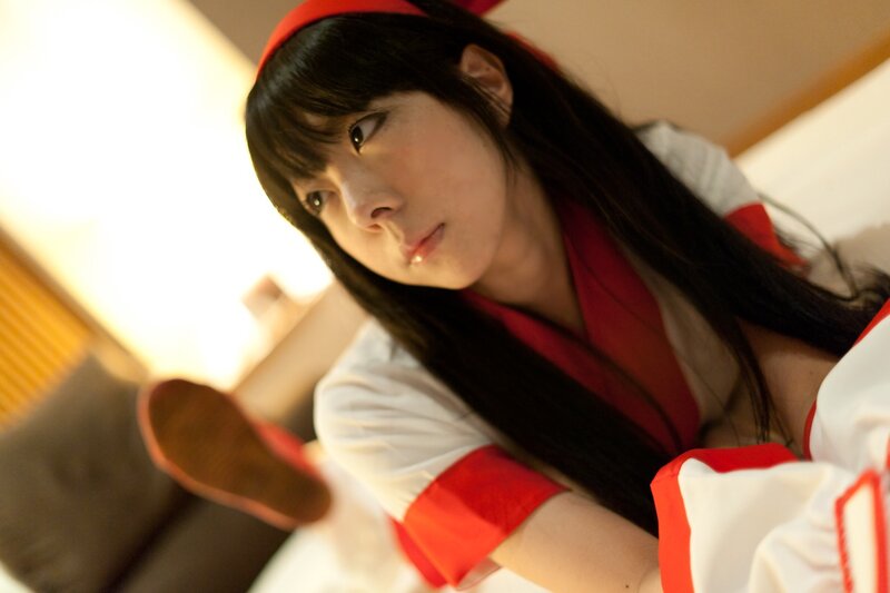 cosplayer in red and white outfit