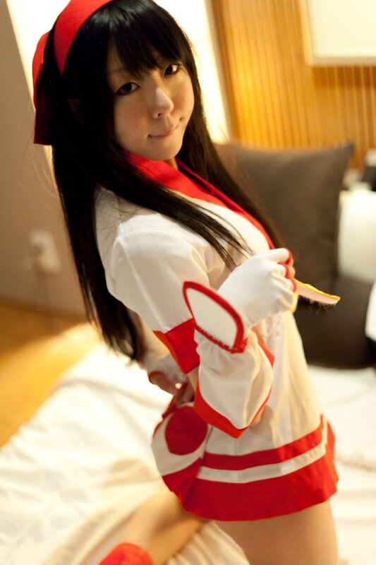 cosplayer in red and white outfit
