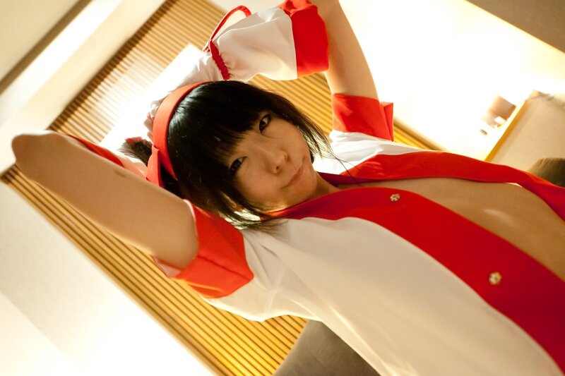 cosplayer in red and white outfit