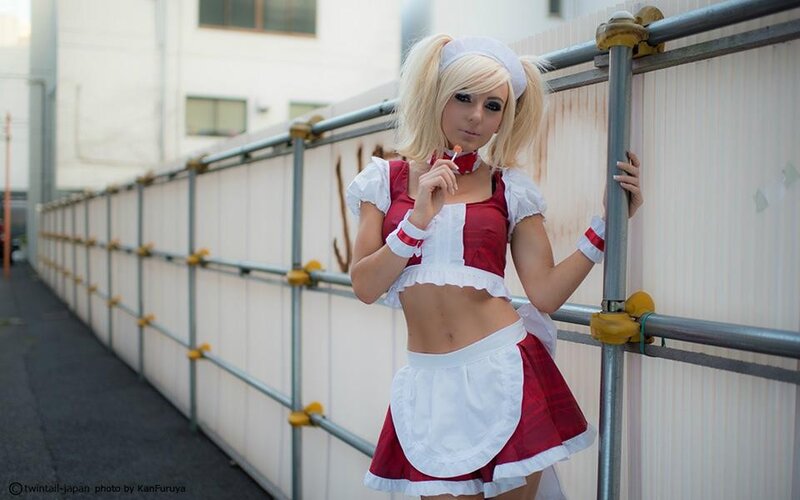 cosplayer in red and white outfit