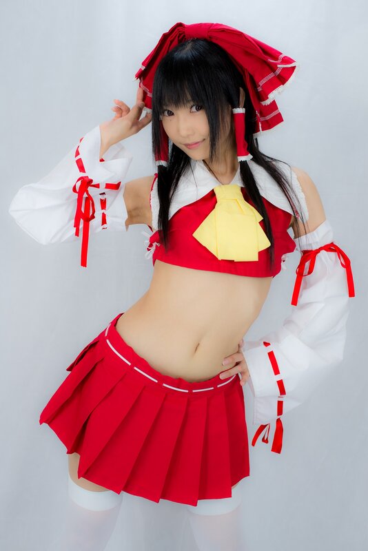 cosplayer in red and white outfit