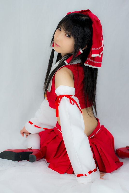 cosplayer in red and white outfit