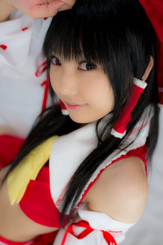 cosplayer in red and white outfit
