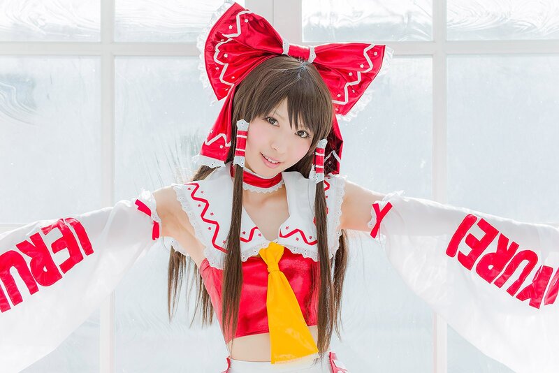 cosplayer in red and white outfit