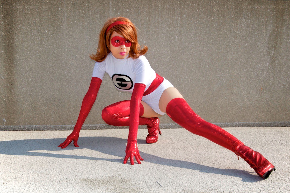 cosplayer in red and white suit