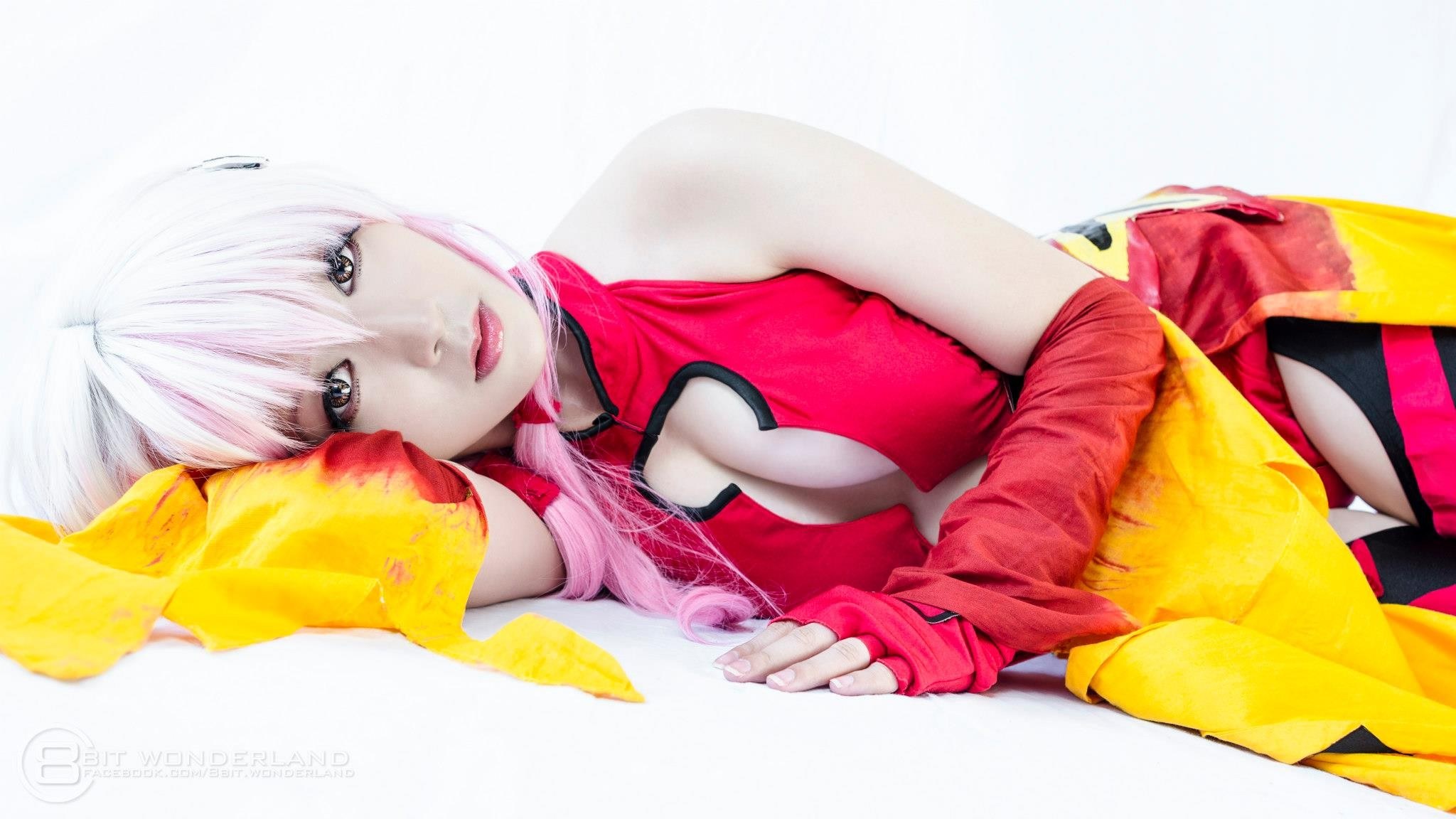 cosplayer in red and yellow costume