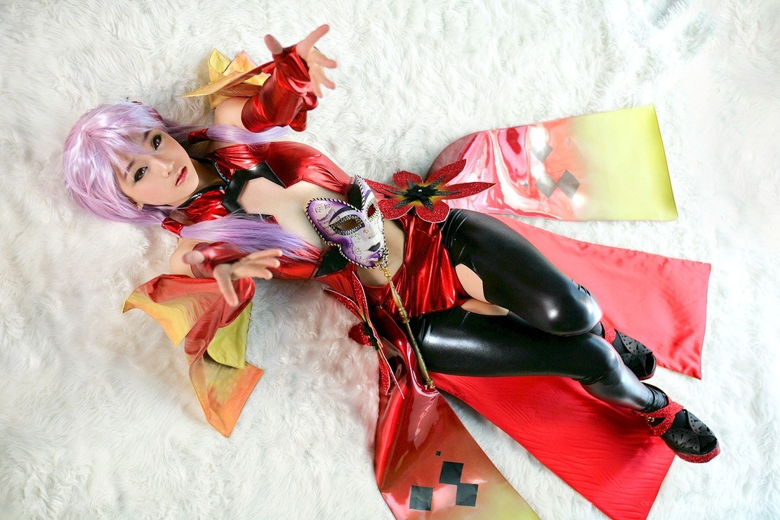 cosplayer in red costume
