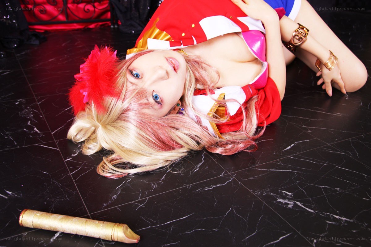 cosplayer in red costume