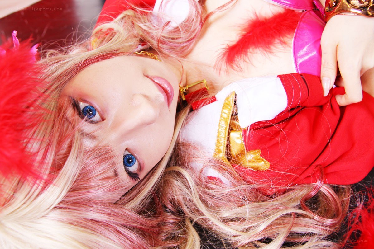 cosplayer in red costume