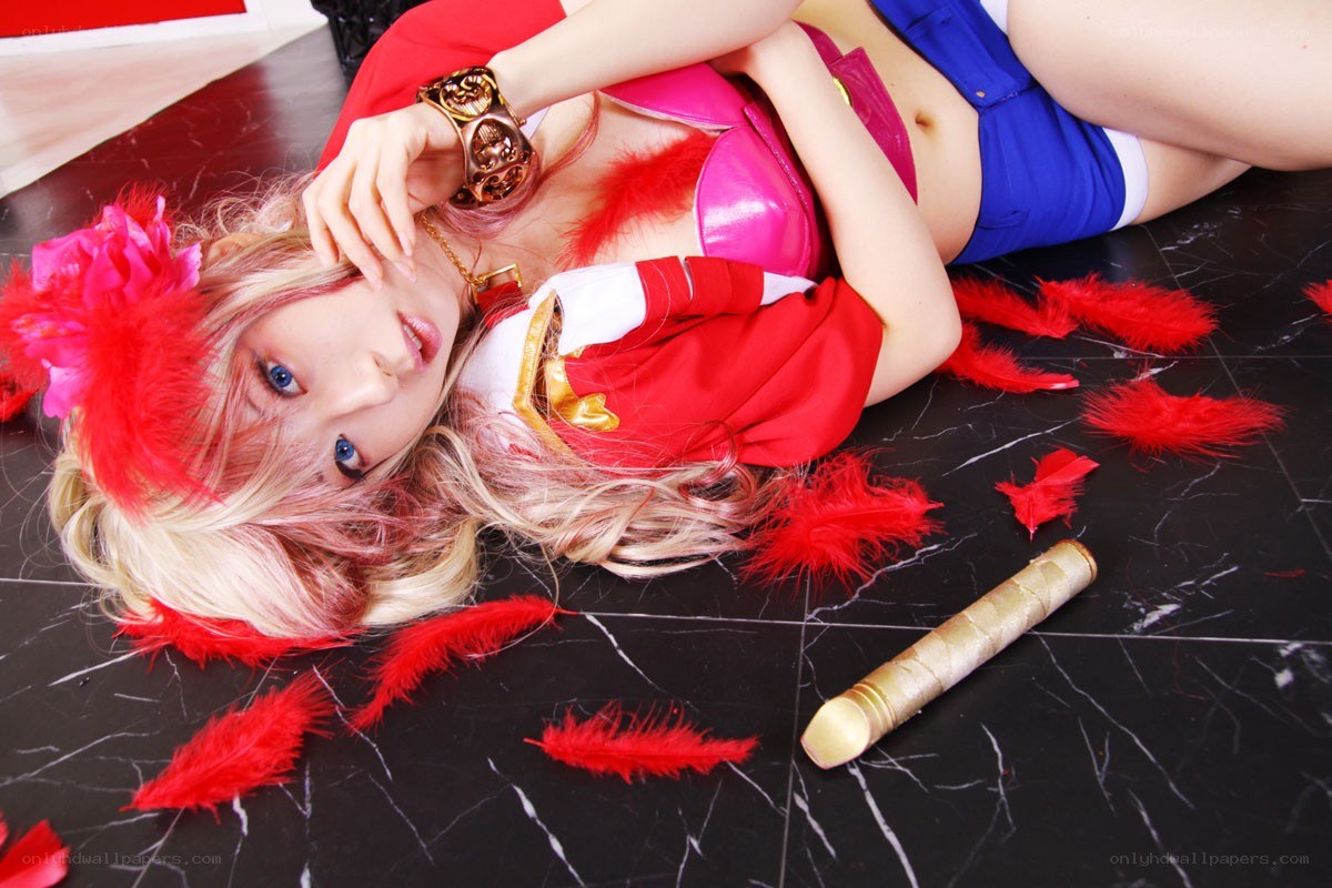 cosplayer in red costume