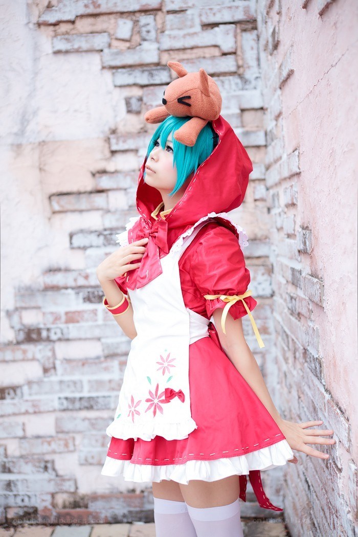 cosplayer in red dress