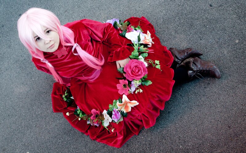 cosplayer in red dress with flowers