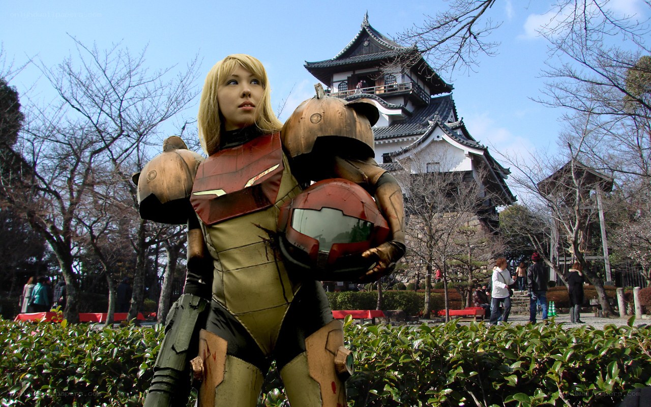 cosplayer in samus armor