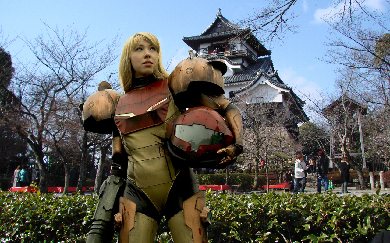 cosplayer in samus armor