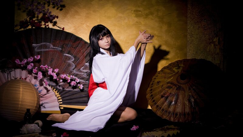 cosplayer in traditional Japanese attire