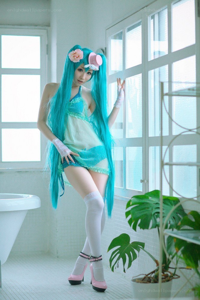 cosplayer in turquoise costume