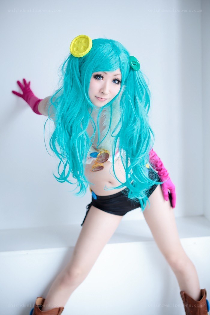 cosplayer in turquoise wig