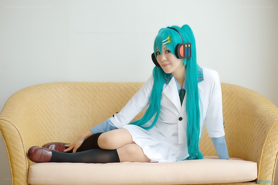 cosplayer in turquoise wig