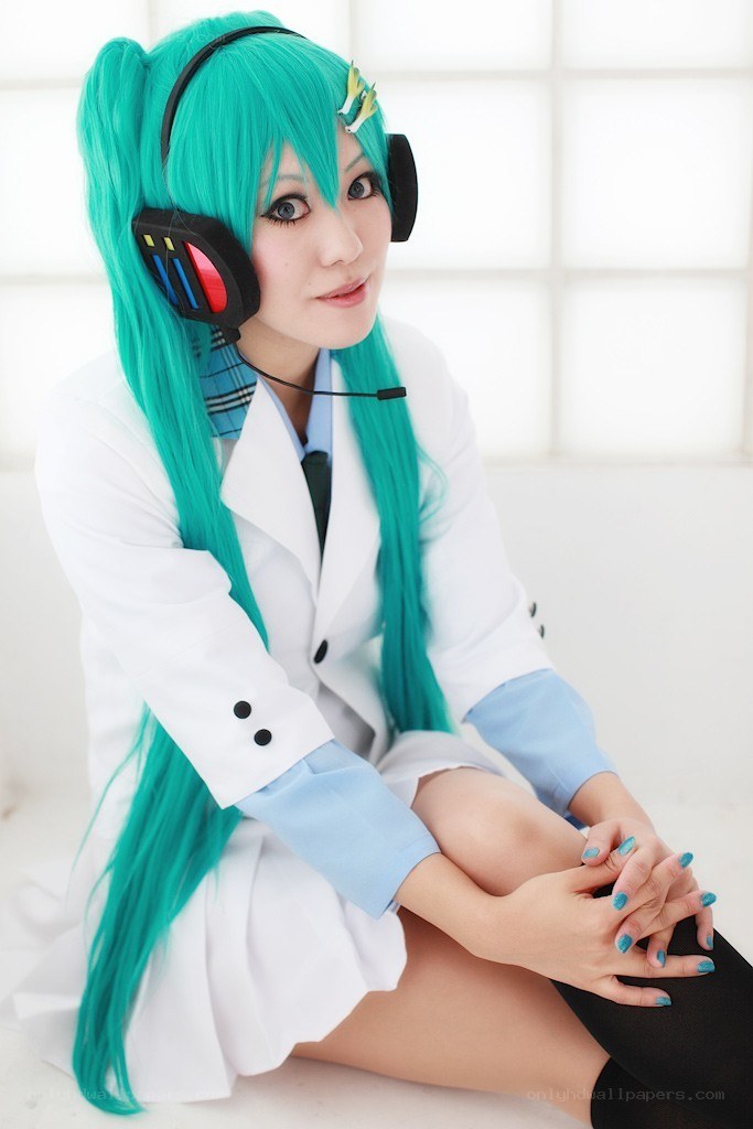 cosplayer in turquoise wig