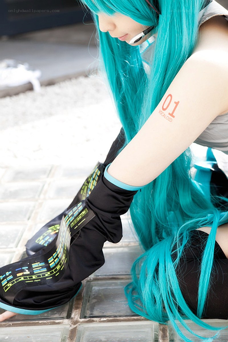 cosplayer in turquoise wig