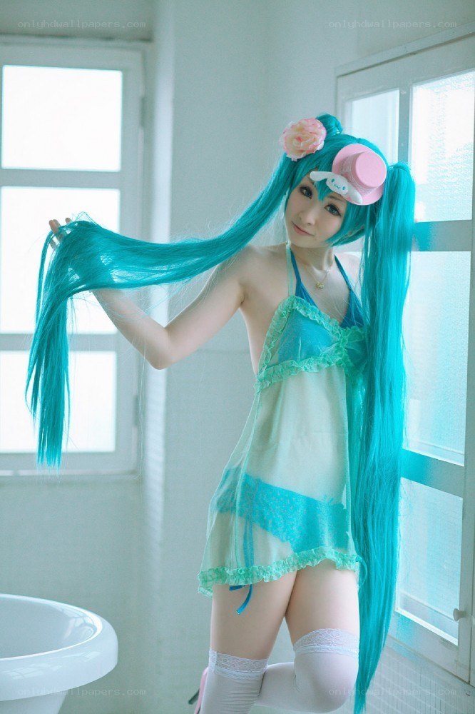 cosplayer in turquoise wig