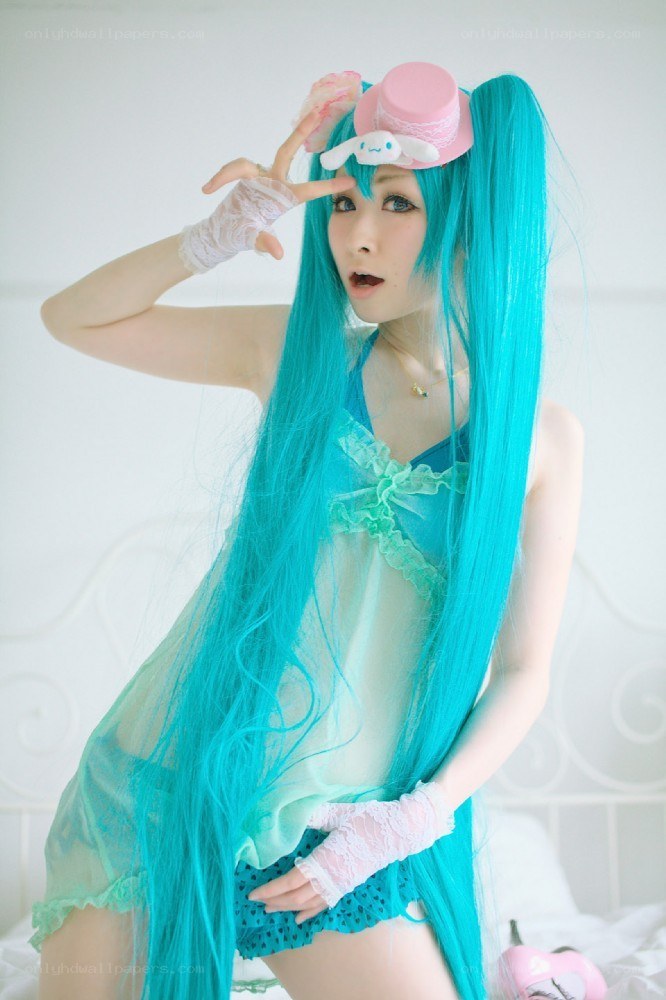 cosplayer in turquoise wig