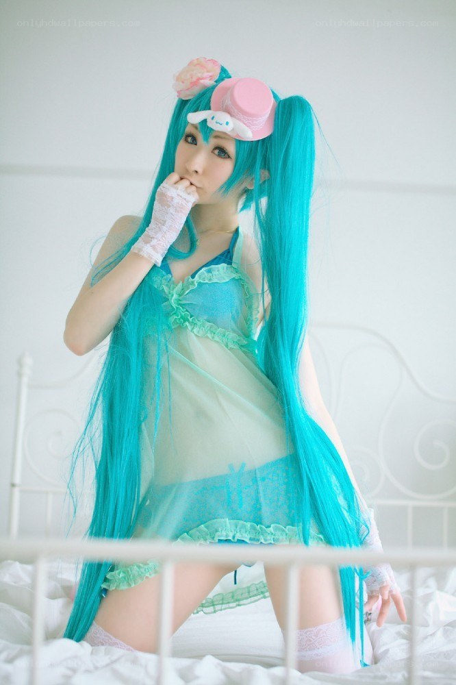 cosplayer in turquoise wig