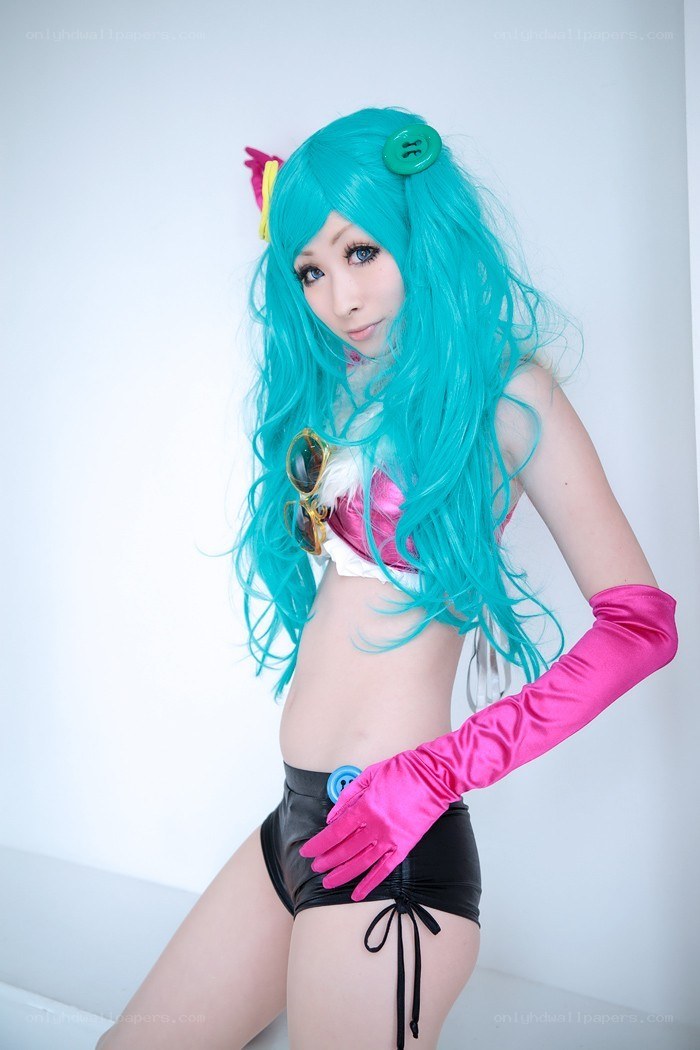 cosplayer in turquoise wig