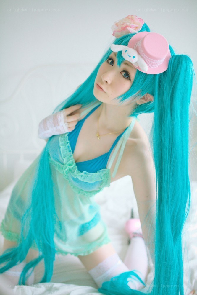 cosplayer in turquoise wig