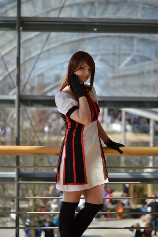 cosplayer in white and black dress