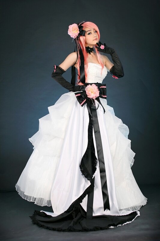 cosplayer in white and black dress